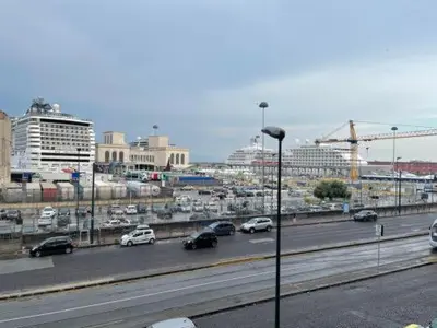 Vista generica su Napoli o vista sulla città dall'interno dell'affittacamere