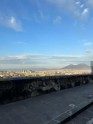 Vista generica sulle montagne o vista sulle montagne dall'interno della casa vacanze