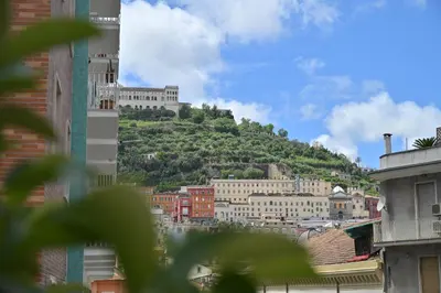 Vista generica sulle montagne o vista sulle montagne dall'interno dell'affittacamere