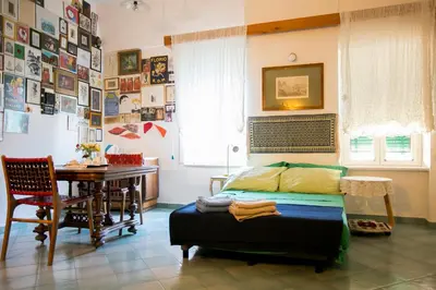 Area soggiorno di Confortevole camera in pieno centro