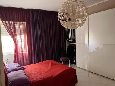 Letto o letti in una camera di Camera matrimoniale ampia con bagno privato in appartamento condiviso
