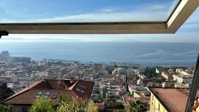 Vista generica sul mare o vista sul mare dall'interno dell'affittacamere