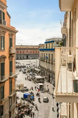 Vista generica su Napoli o vista sulla città dall'interno dell'appartamento