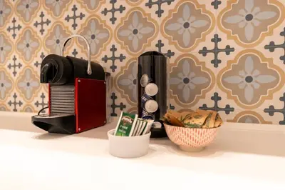 Set per la preparazione di tè e caffè presso Via Concezione a Montecalvario 19
