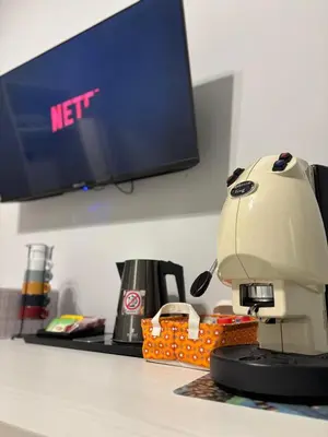 Set per la preparazione di tè e caffè presso CADIFRA Suite Napoli Toledo