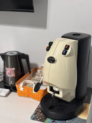 Set per la preparazione di tè e caffè presso CADIFRA Suite Napoli Toledo