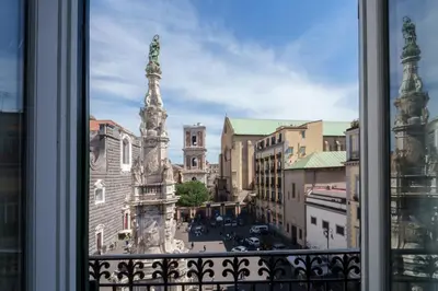 Vista generica su Napoli o vista sulla città dall'interno dell'affittacamere