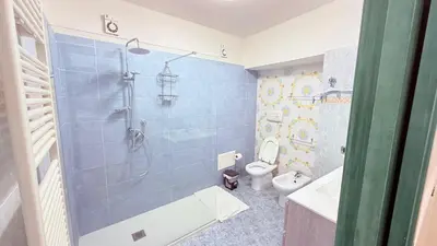 Bagno di Grande & Favoloso vicino il Museo Madre