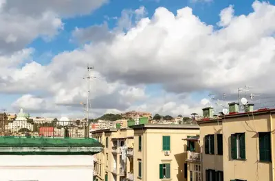 Vista generica su Napoli o vista sulla città dall'interno dell'appartamento