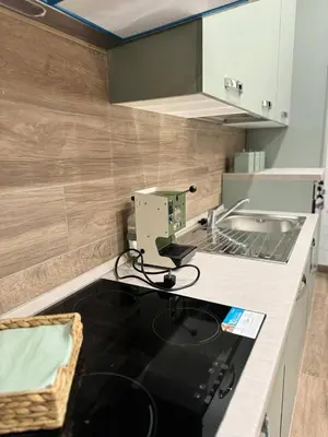 Cucina o angolo cottura di 280 mt dalla metro The Mox Luxury Apartament