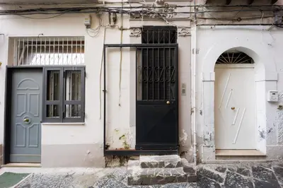 Facciata o entrata di House in Decumani Yellow By HouseinNaples