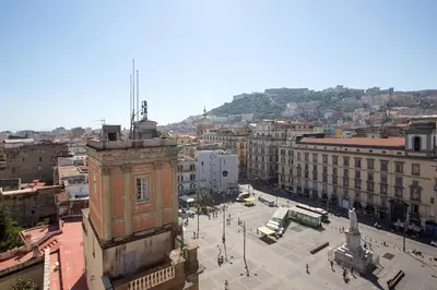 Vista generica su Napoli o vista sulla città dall'interno dell'affittacamere