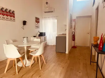 Cucina o angolo cottura di La Casa di Clara - Centro Storico Napoli - Vicino Metro & Duomo - Ideale per Coppie