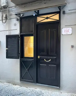 Facciata o entrata di Vincenzino a Spaccanapoli