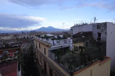 Vista generica sulle montagne o vista sulle montagne dall'interno del bed & breakfast