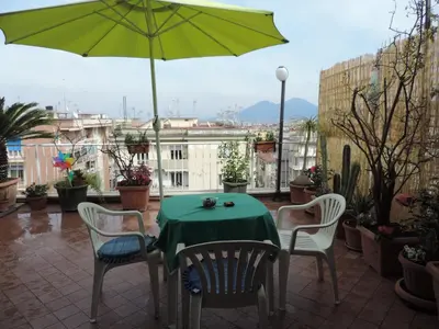 Vista generica sulle montagne o vista sulle montagne dall'interno dell'appartamento