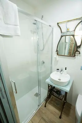 Bagno di The Cave