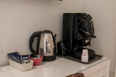 Set per la preparazione di tè e caffè presso Piazza San Domenico Luxury Suites