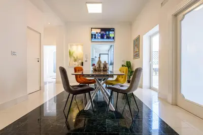 TV o dispositivi per l'intrattenimento presso Amazing and central penthouse with terraces in the heart of Napoli