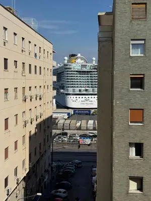 Vista generica su Napoli o vista sulla città dall'interno dell'appartamento