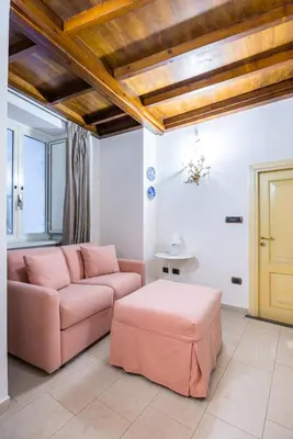 Area soggiorno di Homely City Apartment by Wonderful Italy