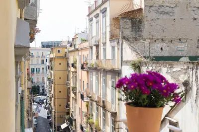Vista generica su Napoli o vista sulla città dall'interno dell'affittacamere
