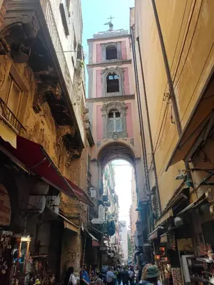 Vista generica su Napoli o vista sulla città dall'interno dell'affittacamere