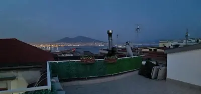 Vista generica sulle montagne o vista sulle montagne dall'interno dell'appartamento