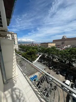 Vista generica sulle montagne o vista sulle montagne dall'interno dell'appartamento