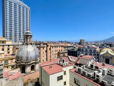 Vista generica su Napoli o vista sulla città dall'interno dell'affittacamere