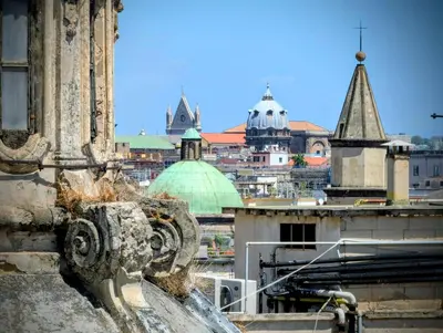Vista generica su Napoli o vista sulla città dall'interno dell'affittacamere