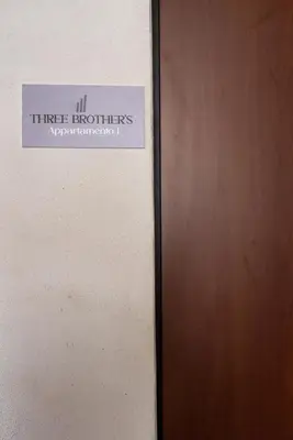 Certificato, attestato, insegna o altro documento esposto da Three brother's Home Augusteo