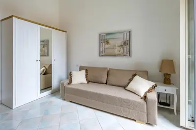 Area soggiorno di Smooth Vibes at Chiaia by NapoliApartments