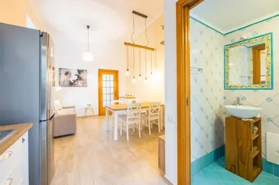 Cucina o angolo cottura di Smooth Vibes at Chiaia by NapoliApartments