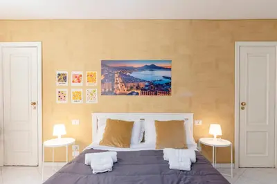 Letto o letti in una camera di Napoli centro, DM suites