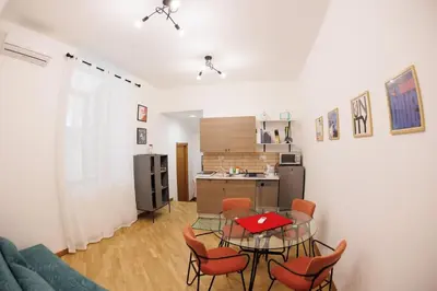 Cucina o angolo cottura di Dante 2 Rooms Apartment Super Central next metro By HouseinNaples