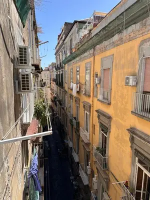 Vista generica su Napoli o vista sulla città dall'interno dell'appartamento
