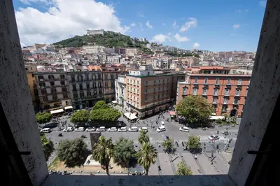 Vista generica su Napoli o vista sulla città dall'interno dell'appartamento