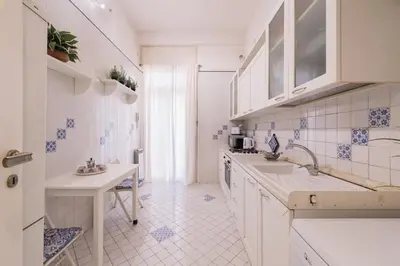 Cucina o angolo cottura di Grandi Residenze Napoli- Piazza Carità con vista