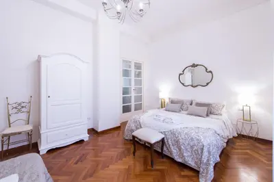 Letto o letti in una camera di Grandi Residenze Napoli- Piazza Carità con vista