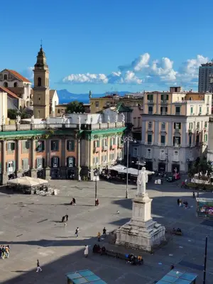 Vista generica su Napoli o vista sulla città dall'interno dell'appartamento