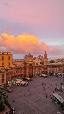 Vista generica su Napoli o vista sulla città dall'interno dell'appartamento