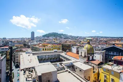 Vista generica su Napoli o vista sulla città dall'interno dell'affittacamere