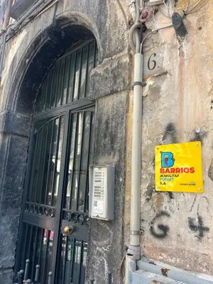 Certificato, attestato, insegna o altro documento esposto da Barrios Napoli