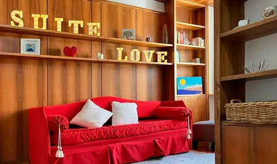 Area soggiorno di Suite Love Napoli by FH