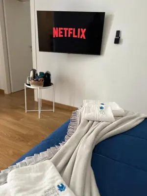 TV o dispositivi per l'intrattenimento presso Home Smart Rent Appartamento nei pressi di Via Toledo 2 camere da letto