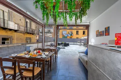 Area soggiorno di Enjoy rooms Naples