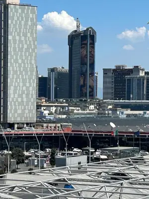 Vista generica su Napoli o vista sulla città dall'interno dell'affittacamere