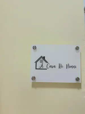 Certificato, attestato, insegna o altro documento esposto da A casa re nonni