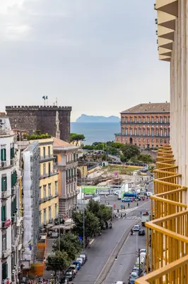 Vista generica su Napoli o vista sulla città dall'interno dell'appartamento